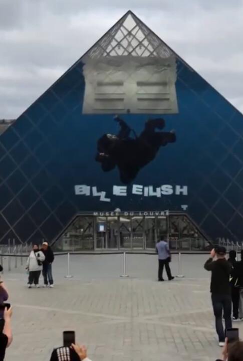 L'acrobazia virale di Billie Eilish al Louvre: la scioccante verità dietro la bufala