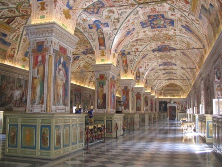 L'art contemporain entre au Vatican en organisant une exposition dans la célèbre bibliothèque apostolique