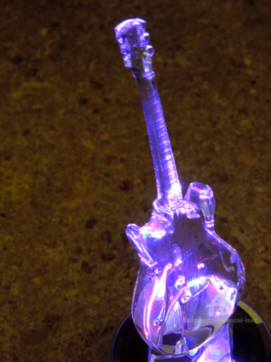 Φωτογραφία με τίτλο "Guitare violette" από Jean-Michel Liewig, Αυθεντικά έργα τέχνης