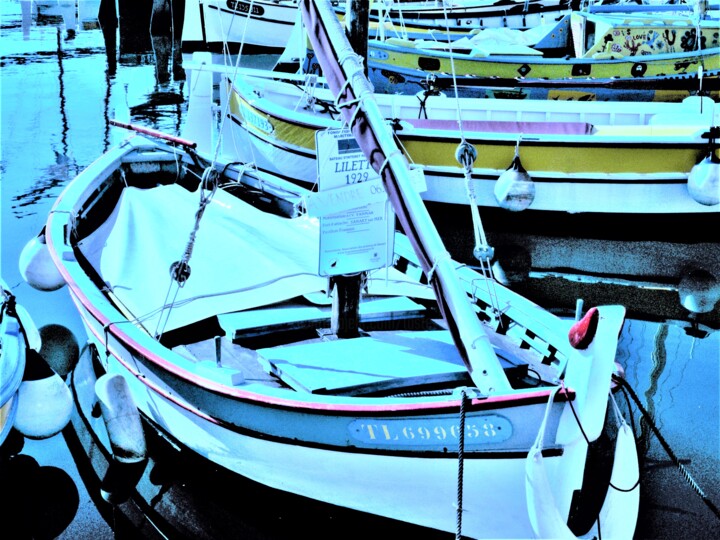 Photographie intitulée "la barque en Proven…" par Jean-Pierre Tastevin, Œuvre d'art originale, Photographie manipulée