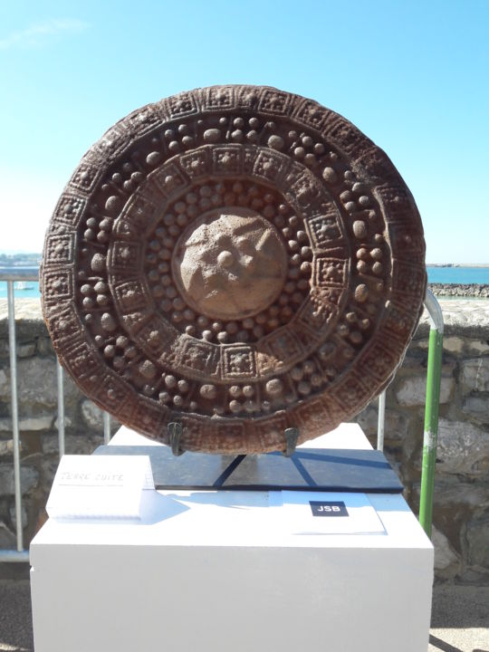 Sculpture titled "Bouclier" by Joëlle Boutherin, Original Artwork, Terra cotta