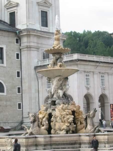 摄影 标题为“Fountain in Salzburg” 由Julia Feng, 原创艺术品