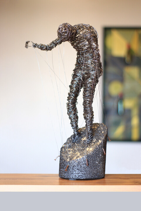 Скульптура под названием "Addiction (44x25x18…" - Karen Axikyan, Подлинное произведение искусства, Металлы