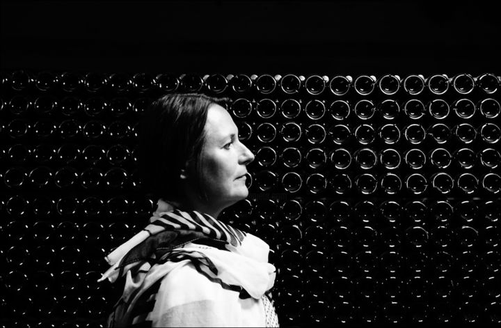 Photographie intitulée "Wine woman" par Valentin Kartavenko, Œuvre d'art originale, Photographie numérique