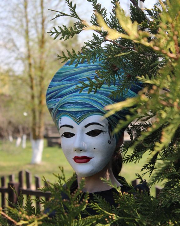 Escultura intitulada "The mask "Hesheya"" por Katyusha Ray, Obras de arte originais, Outro