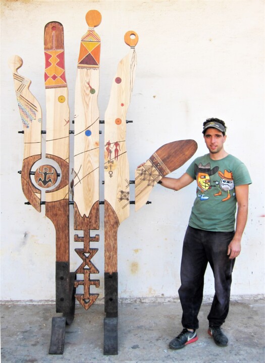 Sculpture titled "Main de Tanit" by Khalid Assallami, Original Artwork, Wood