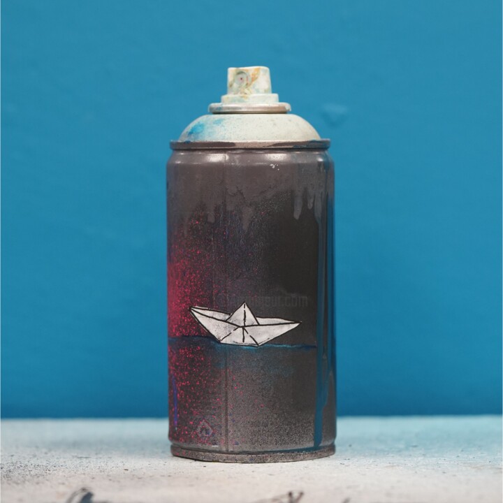 Scultura intitolato "spray can - ship" da Madeleine Gorges, Opera d'arte originale, Spray