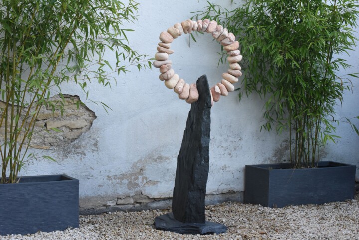 Skulptur mit dem Titel "ANNEAU DE PIERRES" von Marc Mugnier, Original-Kunstwerk, Stein