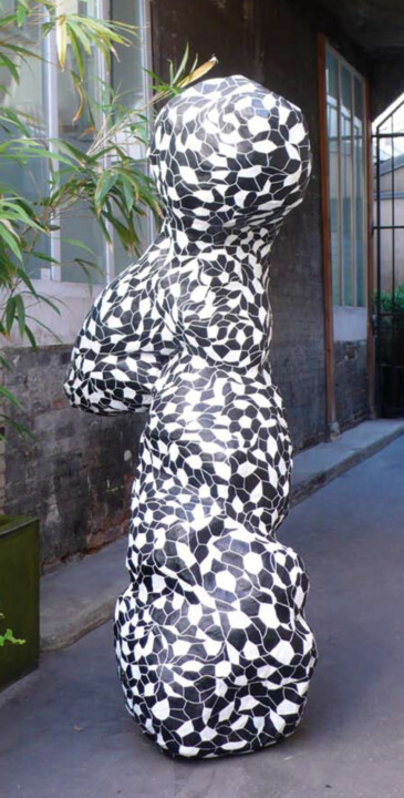 Sculpture titled "Elle (sculpture noi…" by Mathilde Guégan, Original Artwork, Paper maché