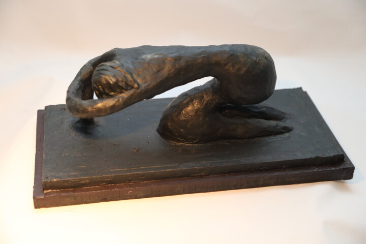 Skulptur mit dem Titel "Prostrazione" von Mauro Vaccai, Original-Kunstwerk, Ton