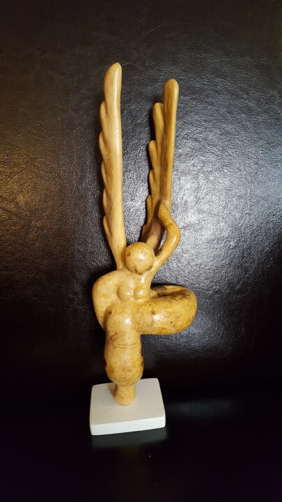 Skulptur mit dem Titel "Flying woman" von Max Bernard, Original-Kunstwerk, Holz