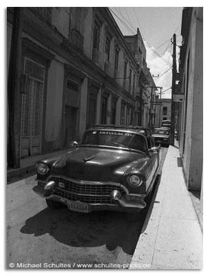 Fotografía titulada "Cadillac in Havanna" por Michael Schultes, Obra de arte original, Fotografía analógica
