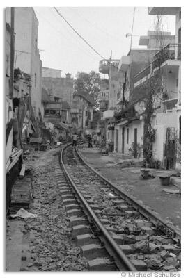 Fotografía titulada "railwayline in Hanoi" por Michael Schultes, Obra de arte original