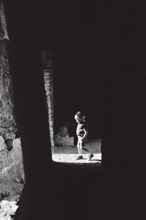 Fotografie mit dem Titel "L'enfant" von Michel Poirier, Original-Kunstwerk, Analog Fotografie