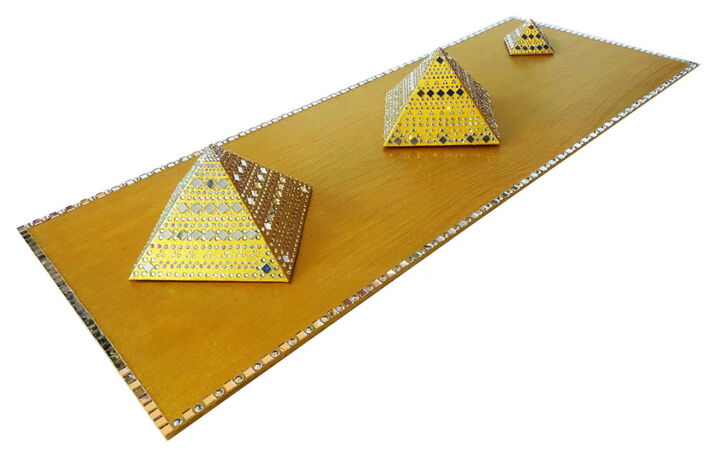 Design titled "Die Pyramiden von G…" by Myrthyra, Original Artwork, Table art