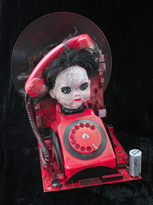 Escultura titulada "Le téléphone rouge" por Nancy Cardinal, Obra de arte original, Plástico