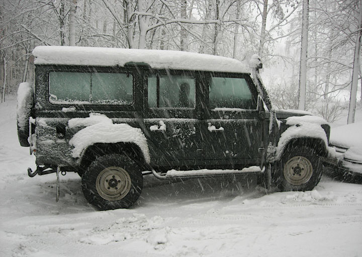 Photographie intitulée "Land Rover Defender" par Nikolay Biryukov, Œuvre d'art originale, Photographie numérique