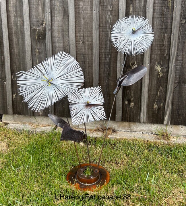 Sculpture titled "Fleurs des cheminees" by Pascal Vignon, Original Artwork, Metals