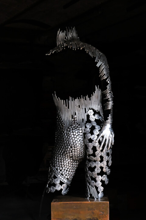 Escultura titulada "androméde" por Phils, Obra de arte original, Metales
