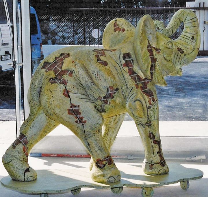 Skulptur mit dem Titel "L'éléphant bléssé" von Quinquin, Original-Kunstwerk, Gips