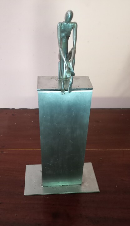 Skulptur mit dem Titel "Man On The Edge" von Ranil Sugathapala, Original-Kunstwerk, Edelstahl