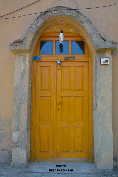 Photographie intitulée "The door of an old…" par Reza Fardinfar, Œuvre d'art originale, Photographie numérique