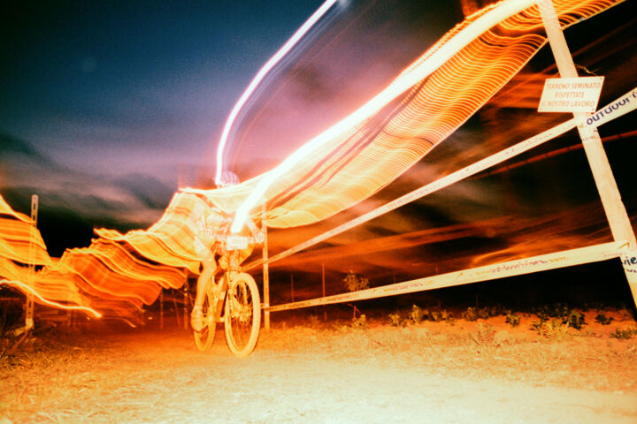 「the bike's spirit #…」というタイトルの写真撮影 Roberto Ferreroによって, オリジナルのアートワーク, アナログ写真
