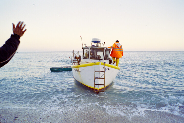 Photographie intitulée "saluto ai pescatori" par Roberto Ferrero, Œuvre d'art originale, Photographie argentique