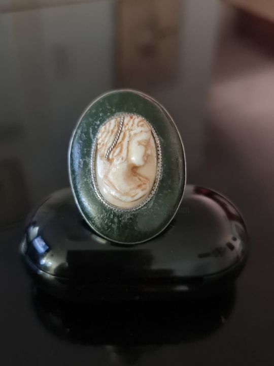 Diseño titulada "Bone Cameo Jade Sto…" por Sapir Gelman, Obra de arte original, Joyas