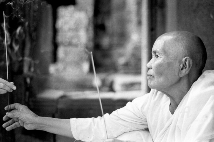 Photographie intitulée "Monk passing incens…" par Scott Gregory Banner, Œuvre d'art originale, Photographie argentique