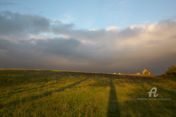 Фотография под названием "Grass field and far…" - Scott Gregory Banner, Подлинное произведение искусства, Цифровая фотография