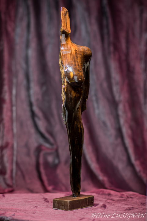 Скульптура под названием "La fée chocolat" - Hélène Lusignan, Подлинное произведение искусства, Дерево