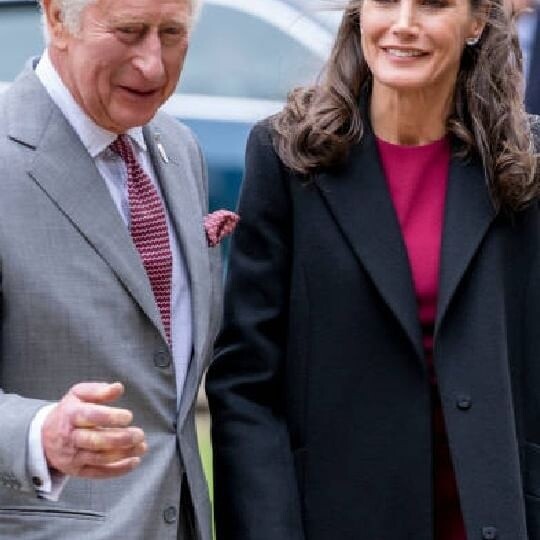 El príncipe Carlos de España y la reina Letizia visitan juntos una exposición de arte