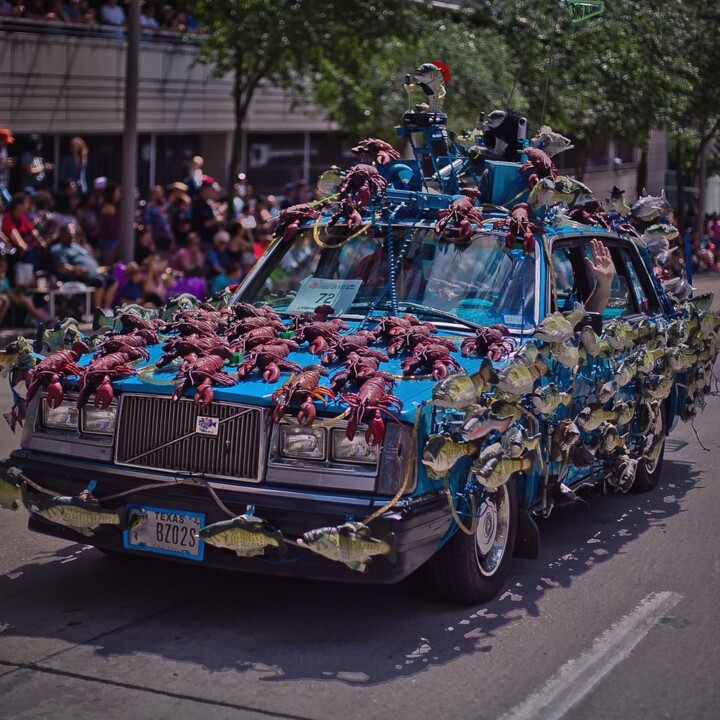 El famoso Orange Show Center de Houston se expande 2 acres para mostrar más autos de desfile