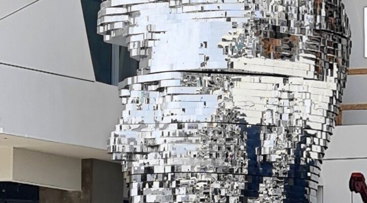 Skulptur von David Lynch verwandelt die Landschaft von Santa Monica