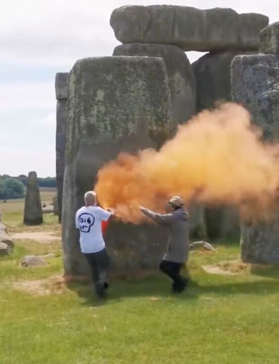 Des militants arrêtés pour avoir pulvérisé de la peinture orange sur Stonehenge