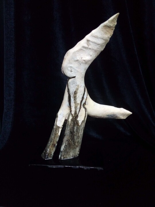 Sculpture titled "S'extraire de sa co…" by Serendipity Liche, Original Artwork, Bone