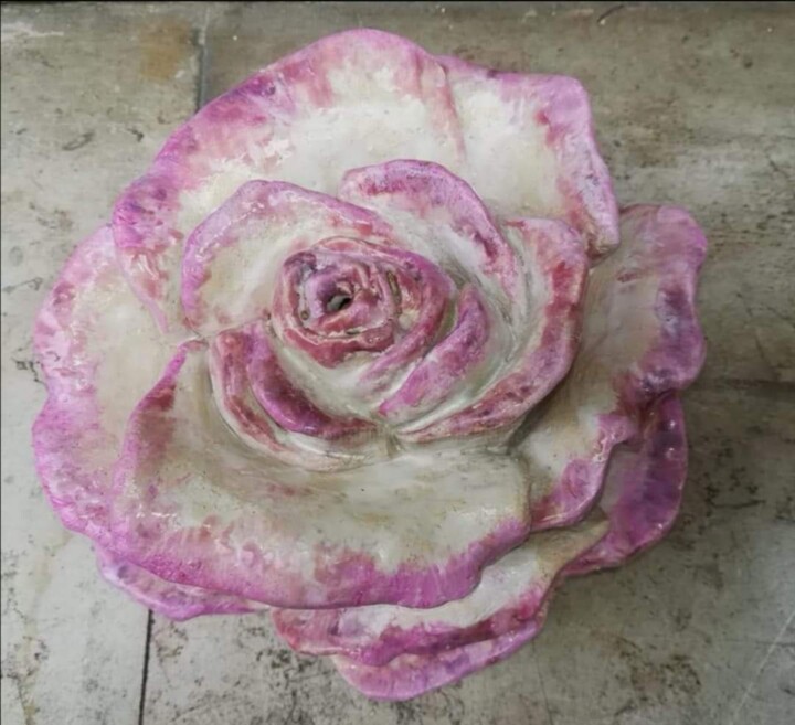 Sculptuur getiteld "ROSE ÉMAILLÉE" door Severine Soulas, Origineel Kunstwerk, Keramiek