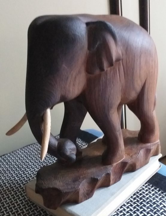 Скульптура под названием "elephant" - Esko, Подлинное произведение искусства, Дерево