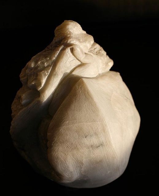 제목이 "Graine 1"인 조형물 Stéphanie Muller로, 원작, 돌