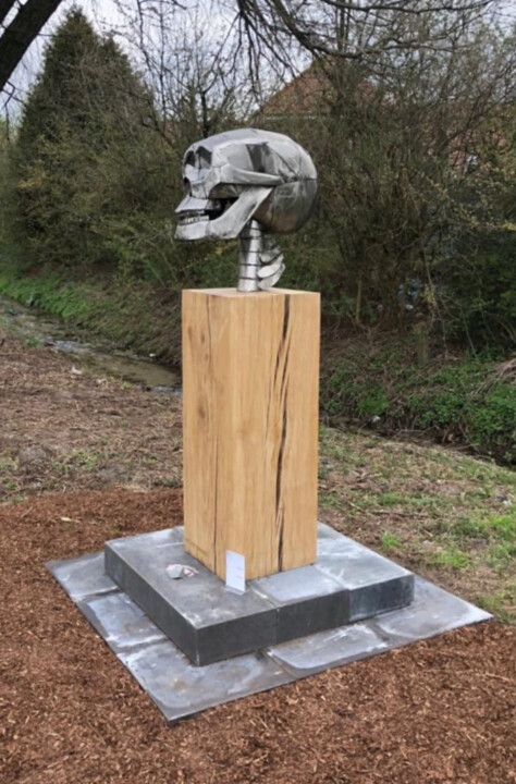 Sculpture titled "skull on wood" by Sven Göfert, Original Artwork, Stainless Steel