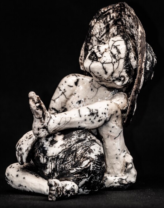 Sculpture titled "Enfant asiatique" by Sylvie Janssen, Original Artwork, Terra cotta