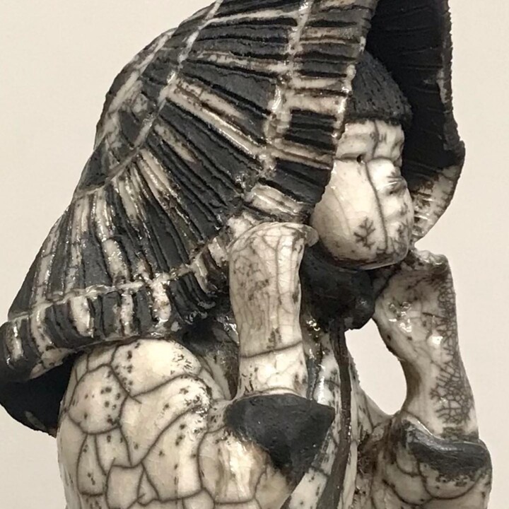 Sculptuur getiteld "Fillette japonaise" door Sylvie Janssen, Origineel Kunstwerk, Terra cotta