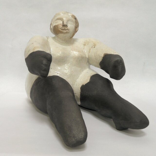 雕塑 标题为“FEMME ASSISE” 由Sylviehebrard, 原创艺术品, 陶瓷