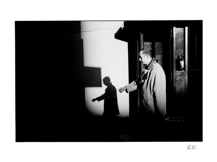 Фотография под названием "Alley Shadow" - Tim Klein, Подлинное произведение искусства, Цифровая фотография