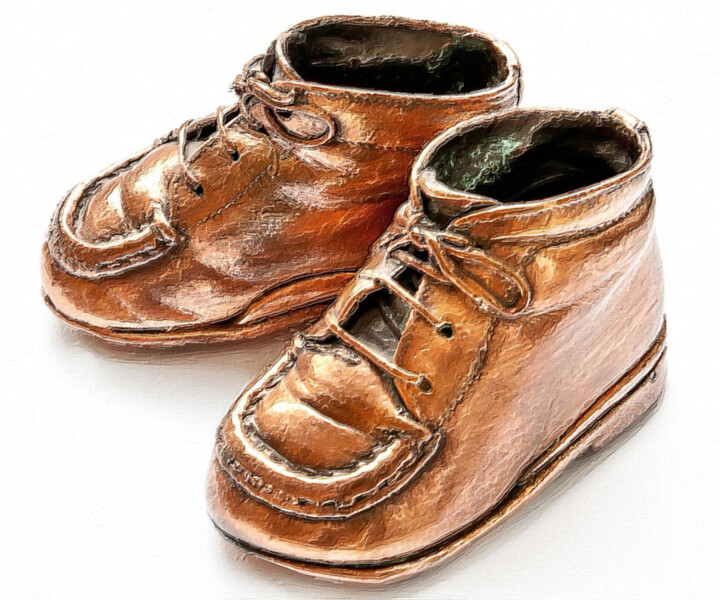 제목이 "Bronze Baby Shoes"인 미술작품 Tony Rubino로, 원작, 아크릴 나무 들것 프레임에 장착됨