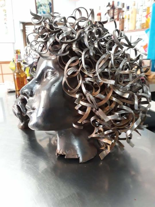 Sculpture titled "Rosto feminino" by António Charneca, Original Artwork, Metals