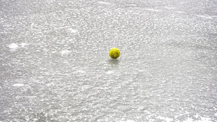 Photographie intitulée "il pallone perso /…" par Ulrich Ernst Nievergelt, Œuvre d'art originale, Photographie numérique