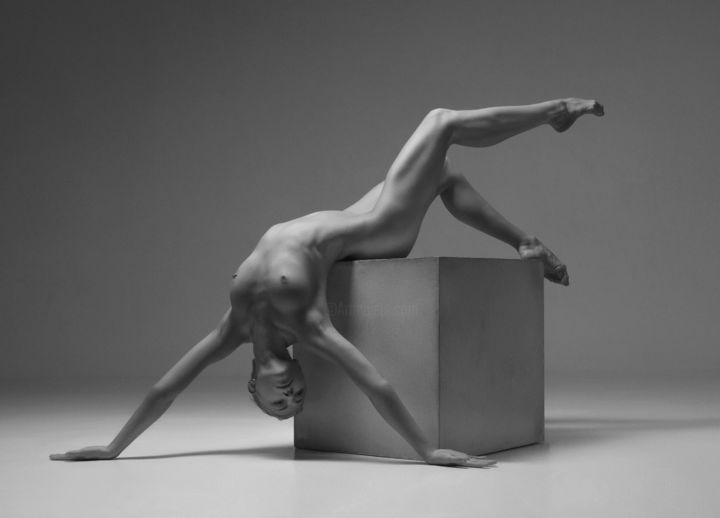Fotografía titulada "Cube Nude I" por Vadim Stein, Obra de arte original, Fotografía analógica