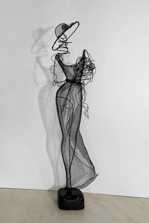Скульптура под названием "Romantic woman with…" - Vadim Studenov, Подлинное произведение искусства, Металлы